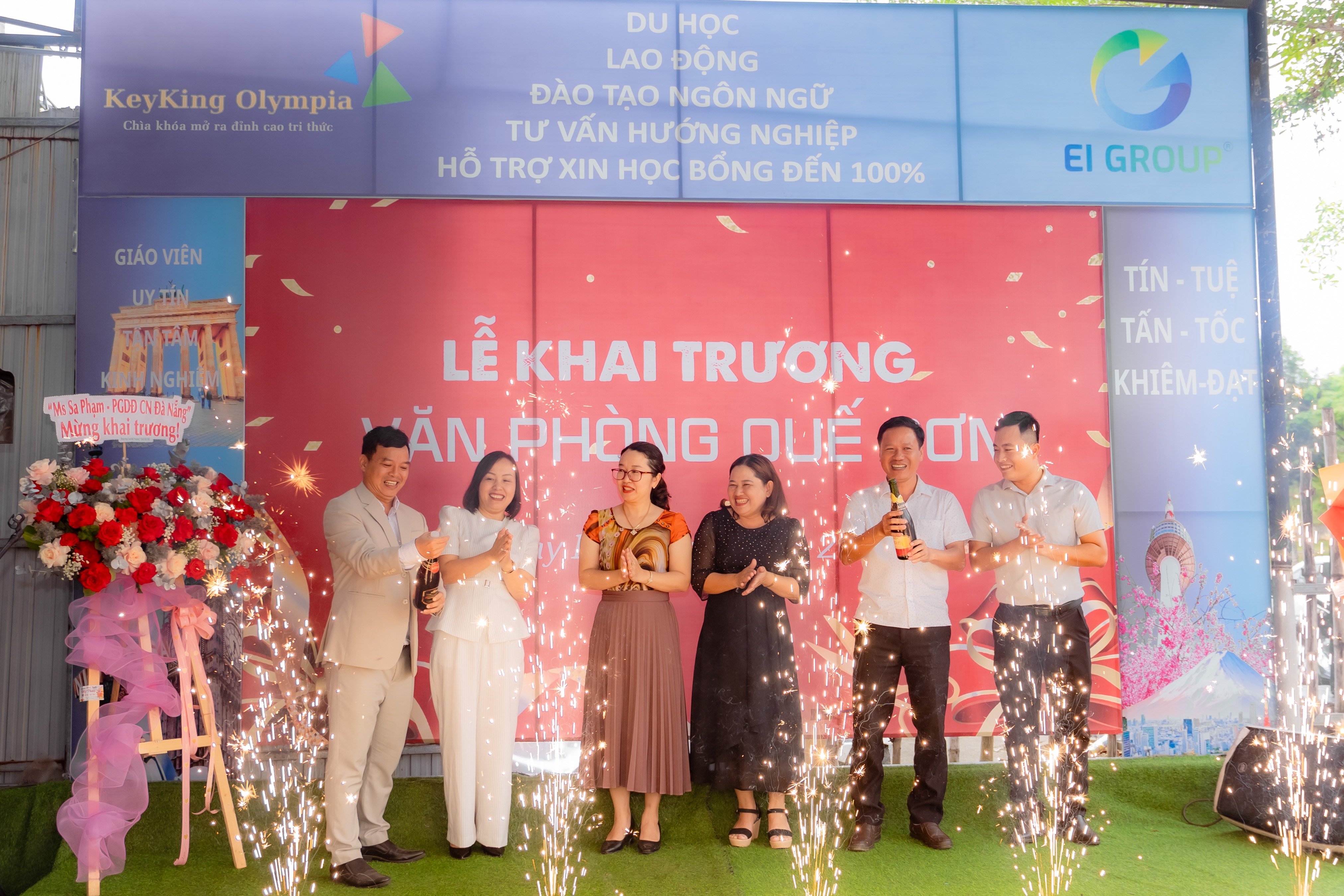 Cùng lãnh đạo mở rượu khai trương
